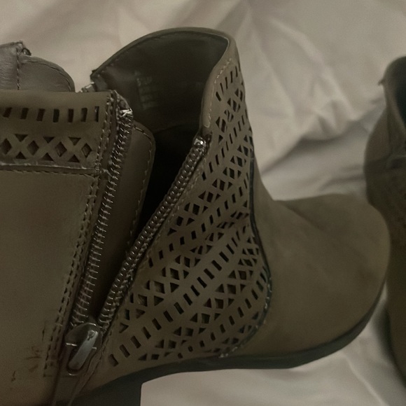 Gray boots - Picture 3 of 5